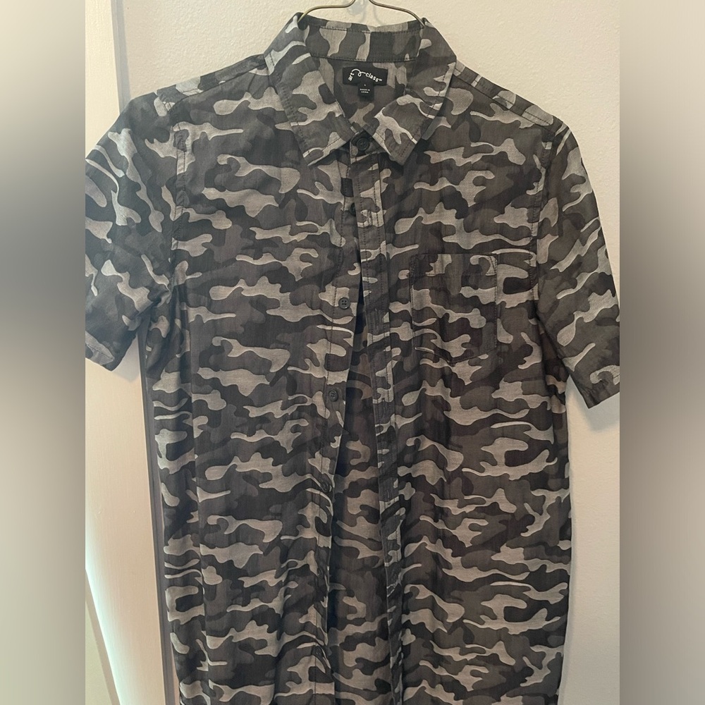 Art class button down short sleeve shirt. Size boys large. Camouflage